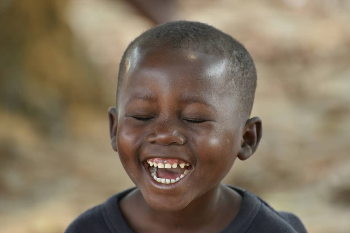 Niño con sonrrisas de monkole