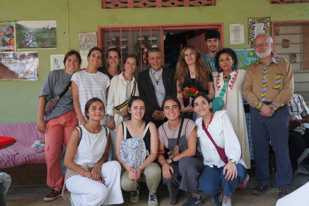 El equipo de comunicación conoció de primera mano las historias de algunos congoleños curados gracias a las ayudas de la Fundación de Amigos de Monkole. Entre ellos se encuentra Dieumerci, un niño de ocho años que en cuestión de un año se encuentra totalmente recuperado. Además, podrá ir al colegio junto a su hermano gracias al programa de becas. Otras de las familias visitadas tenían hijos que habían sido operados de raquitismo.