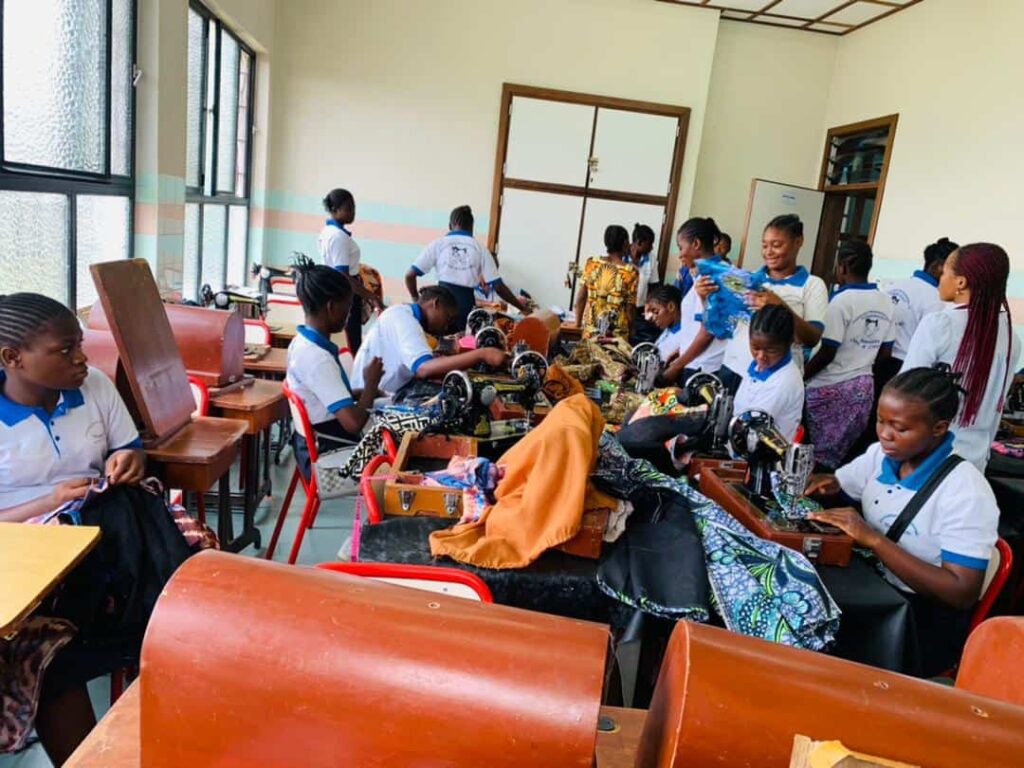 La situación de las chicas en estos municipios es alarmante; enfrentan barreras significativas para acceder a una educación de calidad y oportunidades laborales. La mayoría proviene de hogares vulnerables, donde son más propensas a abandonar la escuela o asumir responsabilidades domésticas. De acuerdo con datos recientes, más del 60% de las chicas en Mont-Ngafula y Selembao no completan la educación secundaria, lo que limita sus oportunidades de empleo y perpetúa un ciclo de pobreza.