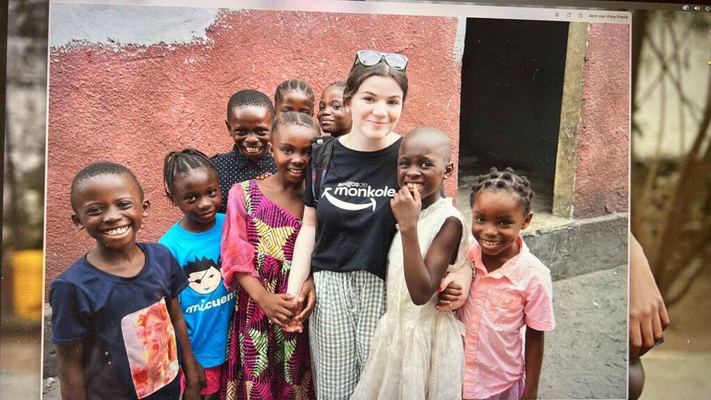 Toda la recaudación de esta campaña solidaria irá destinada a financiar 30 becas de escolaridad para niñas y niños de orfanatos ubicados en las periferias de Kinshasa.