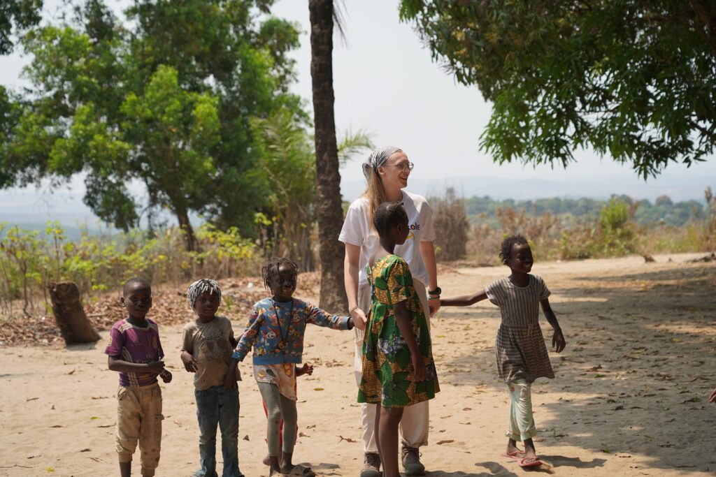Aparte de jugar hasta la extenuación, chapurrear el lingala como podemos y bailar y cantar alrededor del fuego sin vergüenzas bajo la luz de la luna, también hemos repartido a las familias de la zona alimentos, medicinas y ropa, cosas básicas, pero a las que no tienen fácil acceso, no solo por las estrecheces económicas, sino también por la pésima comunicación con la ciudad.