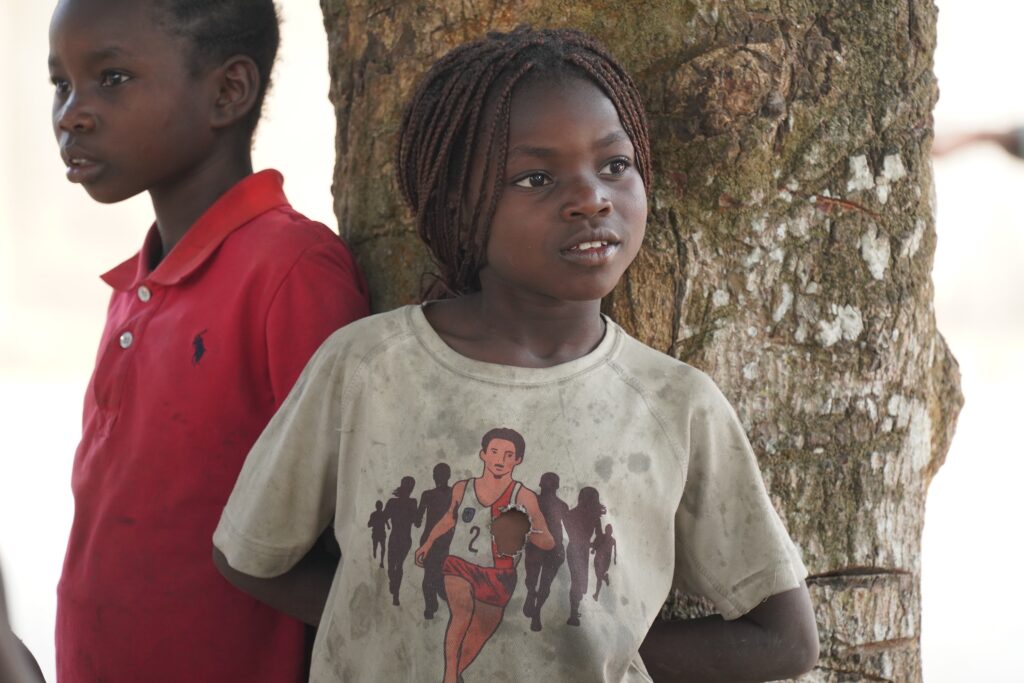 Nuestra experiencia en el Congo está llegando ya a su fin; nos quedan por vivir solo los últimos coletazos de este viaje inigualable que nunca olvidaremos. Este fin de semana, nuestro último en Kinshasa, hemos visitado el poblado de Kinkwemi, a las afueras de la ciudad, una escapada acompañada de ese aire de melancolía que definen las últimas veces de algo bonito.