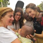 A principios de noviembre, los doctores Luis Chiva y Álvaro Cabello, de los departamentos de Ginecología y Obstetricia y de Cirugía Plástica de la Universidad de Navarra, respectivamente, llevaron a cabo una nueva expedición quirúrgica de cuatro días en el Hospital Monkole, en la República Democrática del Congo. Durante su estancia, atendieron en consulta a pacientes previamente diagnosticados en las campañas de cribado organizadas por el proyecto Elikia y realizaron intervenciones quirúrgicas en casos de patologías complejas.