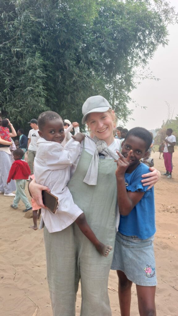 En esta nueva visita a Kinshasa hemos podido ver de primera mano lo que ocurre allí. En palabras de uno de los presentes “es un milagro y nos va a marcar para siempre”. La educación en la República Democrática del Congo sigue siendo un tema muy delicado, y hay cientos de niños y niñas como Dimercieu, Emma, Peter, Julia, Arline, Mate, Mani, o Tatiana, que viven en orfanatos, sin un pasado claro y sin un futuro esperanzador. Pero todos ellos nos han robado el corazón.