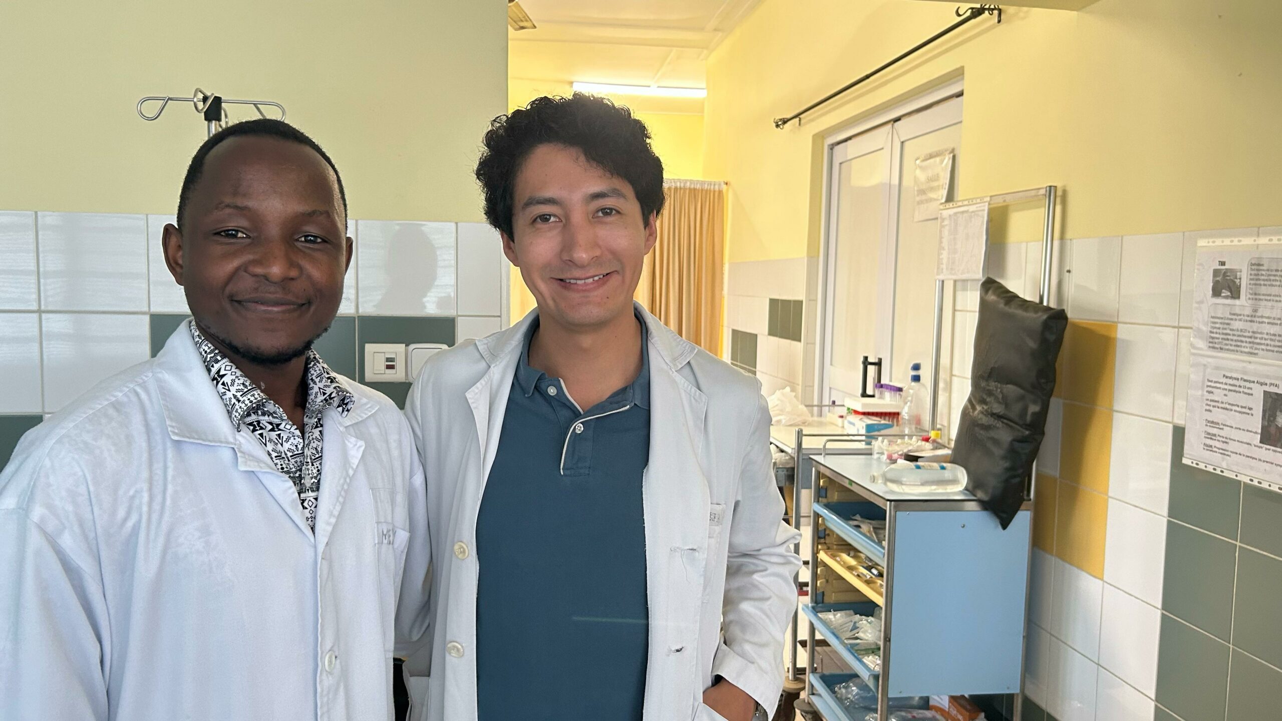 La labor de los doctores que vienen aquí es doble. Por un lado, la atención a pacientes que no pueden permitirse pagar por ir al médico. Gracias a las revisiones que realizan a los más necesitados, entre ellos todos los niños de los orfanatos a los que acudimos, muchas personas tienen una mejor calidad de vida.