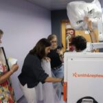 Queremos dotarlo con material, acceso al agua corriente potable, instalaciones sanitarias, para que dé un servicio de calidad. Queremos desplazar un equipo médico desde España para que realice operaciones quirúrgicas que no se hacen allí y forme a los médicos y sanitarios.