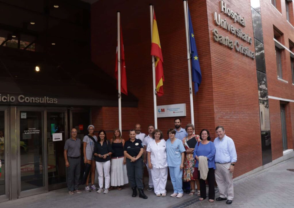 Queremos dotarlo con material, acceso al agua corriente potable, instalaciones sanitarias, para que dé un servicio de calidad. Queremos desplazar un equipo médico desde España para que realice operaciones quirúrgicas que no se hacen allí y forme a los médicos y sanitarios.