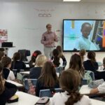 A finales del pasado mes de octubre viajamos a Valencia y Barcelona para impartir decenas de sesiones de sensibilización sobre los proyectos solidarios que desarrolla nuestra fundación en la República Democrática del Congo, a través del hospital materno infantil Monkole y sus antenas (centros de salud). Concretamente estuvimos con estudiantes de los colegios Guadalaviar (Valencia) y La Farga (Barcelona). Este último, fundado en 1969, cuenta con nada menos que 1.500 alumnos.
