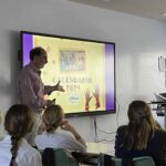 A finales del pasado mes de octubre viajamos a Valencia y Barcelona para impartir decenas de sesiones de sensibilización sobre los proyectos solidarios que desarrolla nuestra fundación en la República Democrática del Congo, a través del hospital materno infantil Monkole y sus antenas (centros de salud). Concretamente estuvimos con estudiantes de los colegios Guadalaviar (Valencia) y La Farga (Barcelona). Este último, fundado en 1969, cuenta con nada menos que 1.500 alumnos.