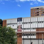 A finales del pasado mes de octubre viajamos a Valencia y Barcelona para impartir decenas de sesiones de sensibilización sobre los proyectos solidarios que desarrolla nuestra fundación en la República Democrática del Congo, a través del hospital materno infantil Monkole y sus antenas (centros de salud). Concretamente estuvimos con estudiantes de los colegios Guadalaviar (Valencia) y La Farga (Barcelona). Este último, fundado en 1969, cuenta con nada menos que 1.500 alumnos.
