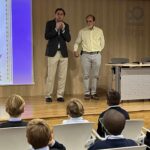 Después de cada sesión se estableció un interesante coloquio con los participantes donde preguntaron sus dudas, contaron anécdotas personales o familiares, etcétera. Además, todos se comprometieron a difundir y vender nuestro Calendario Solidario Monkole 2024. El año pasado, gracias a la recaudación conseguida en decenas de colegios de toda España logramos curar a 3.600 niños y niñas y ayudar a más de 35.000 congoleños de familias sin recursos.