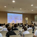 Después de cada sesión se estableció un interesante coloquio con los participantes donde preguntaron sus dudas, contaron anécdotas personales o familiares, etcétera. Además, todos se comprometieron a difundir y vender nuestro Calendario Solidario Monkole 2024. El año pasado, gracias a la recaudación conseguida en decenas de colegios de toda España logramos curar a 3.600 niños y niñas y ayudar a más de 35.000 congoleños de familias sin recursos.