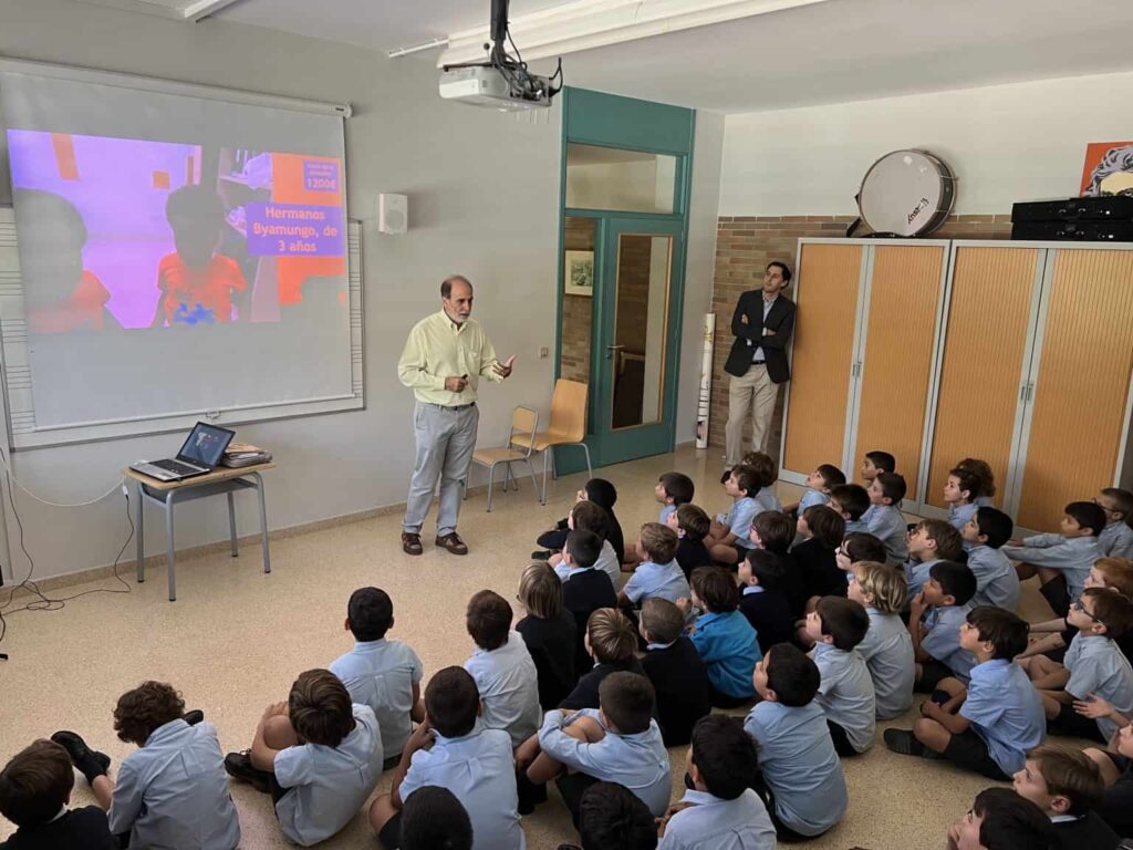 Después de cada sesión se estableció un interesante coloquio con los participantes donde preguntaron sus dudas, contaron anécdotas personales o familiares, etcétera. Además, todos se comprometieron a difundir y vender nuestro Calendario Solidario Monkole 2024. El año pasado, gracias a la recaudación conseguida en decenas de colegios de toda España logramos curar a 3.600 niños y niñas y ayudar a más de 35.000 congoleños de familias sin recursos.