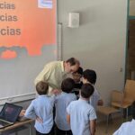 Después de cada sesión se estableció un interesante coloquio con los participantes donde preguntaron sus dudas, contaron anécdotas personales o familiares, etcétera. Además, todos se comprometieron a difundir y vender nuestro Calendario Solidario Monkole 2024. El año pasado, gracias a la recaudación conseguida en decenas de colegios de toda España logramos curar a 3.600 niños y niñas y ayudar a más de 35.000 congoleños de familias sin recursos.