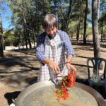 La comida consistió en varias paellas solidarias preparadas con mucho cariño por diferentes familias y fueron todo un éxito. Dentro de un tiempo repetiremos el plan para los que no habéis podido venir. Muchas gracias a todos.