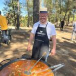 La comida consistió en varias paellas solidarias preparadas con mucho cariño por diferentes familias y fueron todo un éxito. Dentro de un tiempo repetiremos el plan para los que no habéis podido venir. Muchas gracias a todos.
