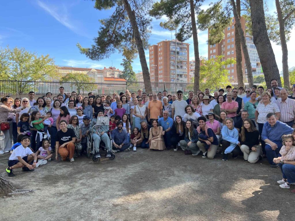 La comida consistió en varias paellas solidarias preparadas con mucho cariño por diferentes familias y fueron todo un éxito. Dentro de un tiempo repetiremos el plan para los que no habéis podido venir. Muchas gracias a todos.