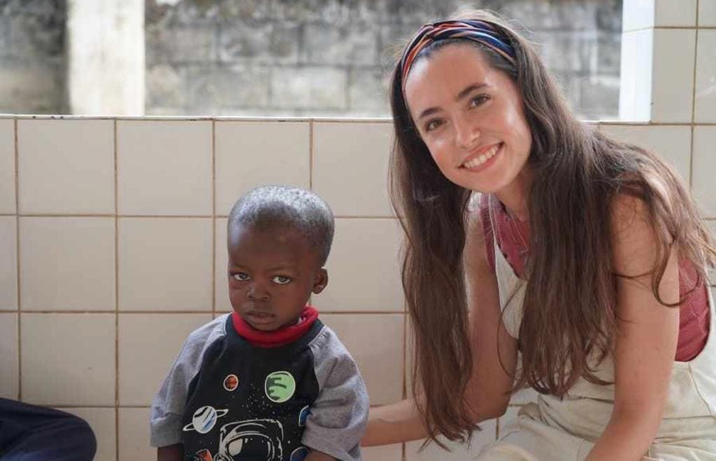 Un verano más hemos viajado durante el mes de agosto al centro hospitalario materno infantil Monkole, en Kinshasa (R.D. del Congo) para visitar e impulsar nuestros 11 proyectos solidarios. Esta vez hemos ido 10 voluntarios con el presidente de la fundación, Enrique Barrio. La experiencia está siendo impresionante, una vez más. Ya hemos visitado el Proyecto de Nutrición Infantil en Kimwenza, el orfanato Mama Koko (con más de 800 niños y niñas huérfanos), las tres antenas sanitarias del hospital Monkole, etc. También hemos podido visitar los proyectos de salud dental y revisión ocular, entre otros. En el mes de julio, estuvieron varios voluntarios (médicos y enfermeras) junto al doctor Luis Chiva para impulsar el Proyecto Elikia (podéis ver la información en la noticia anterior a ésta).