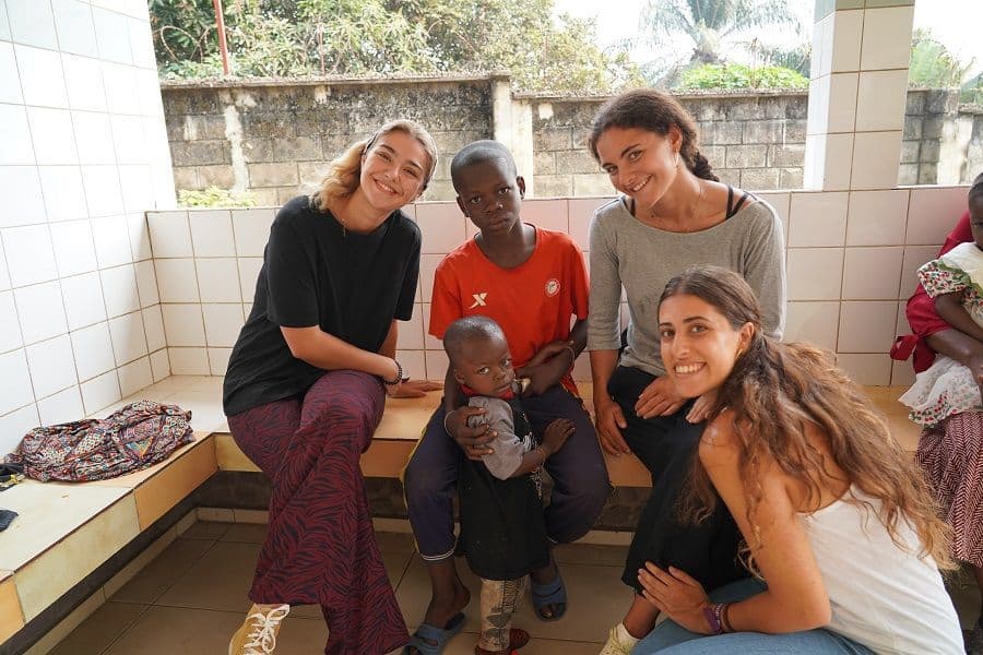 Según nos cuenta Marta, una de nuestras voluntarias, “el primer día en Kinshasa, bajamos al centro de salud de Moluka atravesando el poblado para llegar, nos fuimos dando cuenta de la pobreza del lugar mientras todas las personas a las que nos cruzábamos nos saludaban y sonreían, una vez que llegamos nos pusimos a jugar con los niños y uno nos llamo la atención por lo bien que se lo estaba pasando corriendo detrás de una rueda”.
