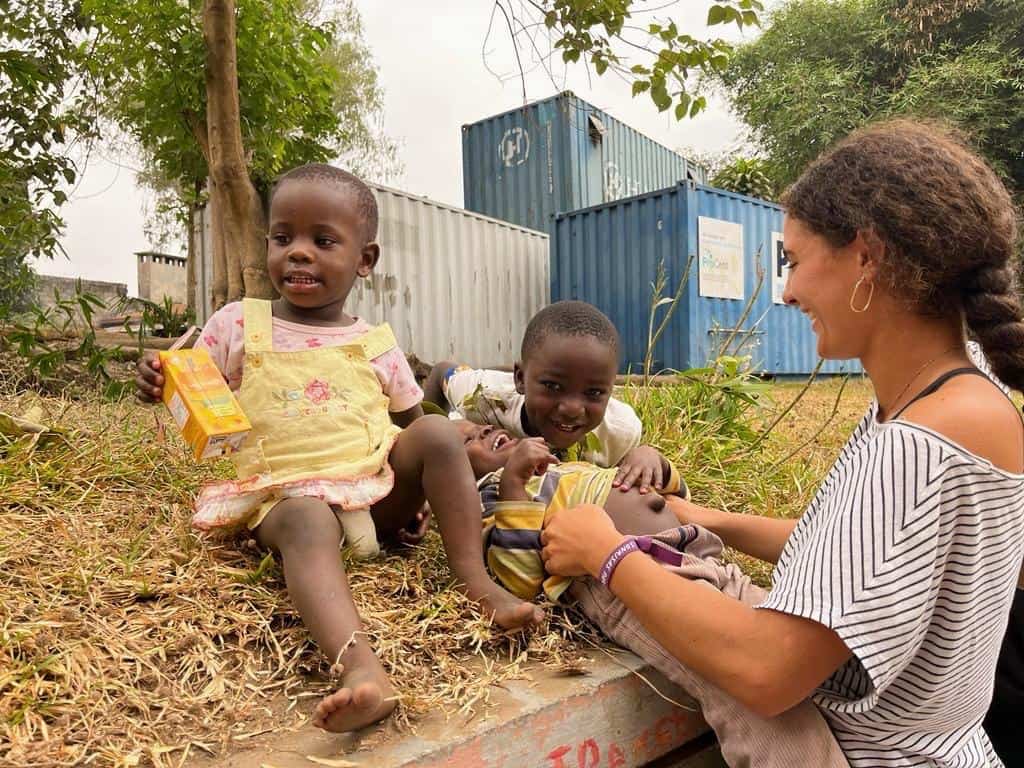 Y llegó el gran día de visitar el orfanato Mama Koko. Otro voluntario nos cuenta su experiencia. “A las 8.30 horas pusimos rumbo al orfanato más grande de África, Mama Koko, que acoge y cuida a más de 800 niños. Al llegar nos recibió el padre Hugo, sacerdote chileno, cofundador del orfanato. Fue asombroso ver la ilusión de los niños al vernos, especialmente la de Julio, un niño de 11 años sin brazos pero con una sonrisa de oreja a oreja”. “Fuimos invitados a su misa de domingo: más de 2 horas preciosas de celebración, con increíbles cánticos y bailes, en la que participaban niños de todas las edades y que pudimos disfrutar con los más pequeños en nuestros regazos. Al terminar la misa fuimos visitando las instalaciones del lugar, los pabellones en los que, separados por edades, los pequeños conviven”.