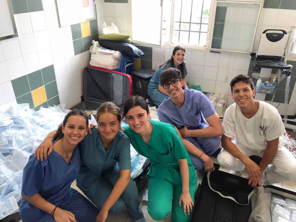 Desde la Fundación Amigos de Monkole, un equipo compuesto por 6 profesionales sanitarios, 10 estudiantes de Medicina de la Universidad de Navarra y un periodista, liderados por el doctor Luis Chiva (Jefe de Ginecología y Obstetricia de la Clínica Universidad de Navarra), viajó a Kinshasa el pasado 28 de junio para continuar con nuestra misión con el Proyecto Elikia. Juntos, implementamos un cribado de cáncer de cuello uterino y mejoramos el sistema existente, asegurando su sostenibilidad y permitiendo que los médicos locales puedan continuar con el cribado tras nuestra partida.