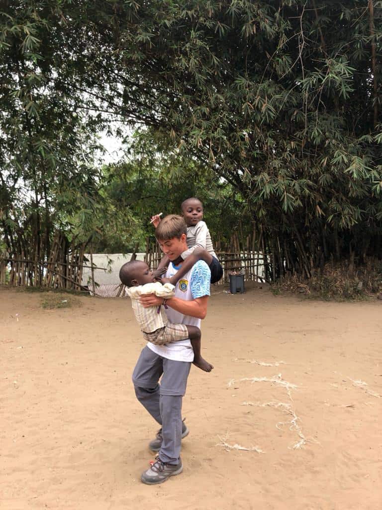Y continúa. “Todos se nos acercaban en busca del afecto del que tanto carecen, nos pasamos horas jugando con ellos, dándoles abrazos y haciéndoles reír. Su alegría y ganas de vivir nos cautivaron enormemente, haciéndonos reflexionar sobre lo realmente importante. Conocimos a cientos de niños con discapacidades, en algunos casos muy severas. Fue especialmente impactante ver a niños con parálisis físico-psíquicas, síndromes de progenie y otras condiciones sistémicas incapacitantes. Es impresionante ver cómo a pesar de todo siguen sonriendo plenamente, recordándonos que la felicidad y la alegría son el camino”.
