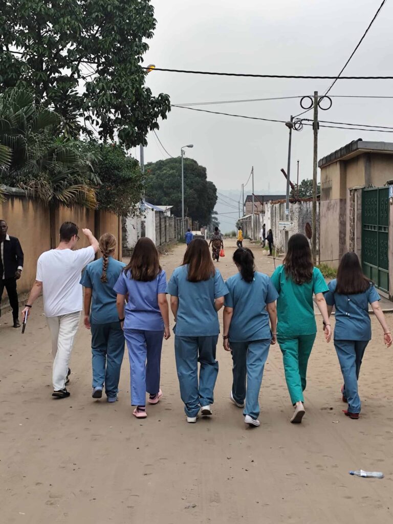 Algunos de los logros alcanzados este año: Realizamos el cribado a más de 535 pacientes. Detectamos 15 casos de carcinoma de útero avanzado y varios casos de carcinoma de mama. Gracias a vuestras donaciones, pudimos operar a varias pacientes, incluyendo casos complejos como carcinomas de endometrio y cérvix, y tumores ováricos de gran tamaño. Compartimos técnicas quirúrgicas con nuestros colegas locales, mejorando así sus capacidades y el sistema de salud en la región.