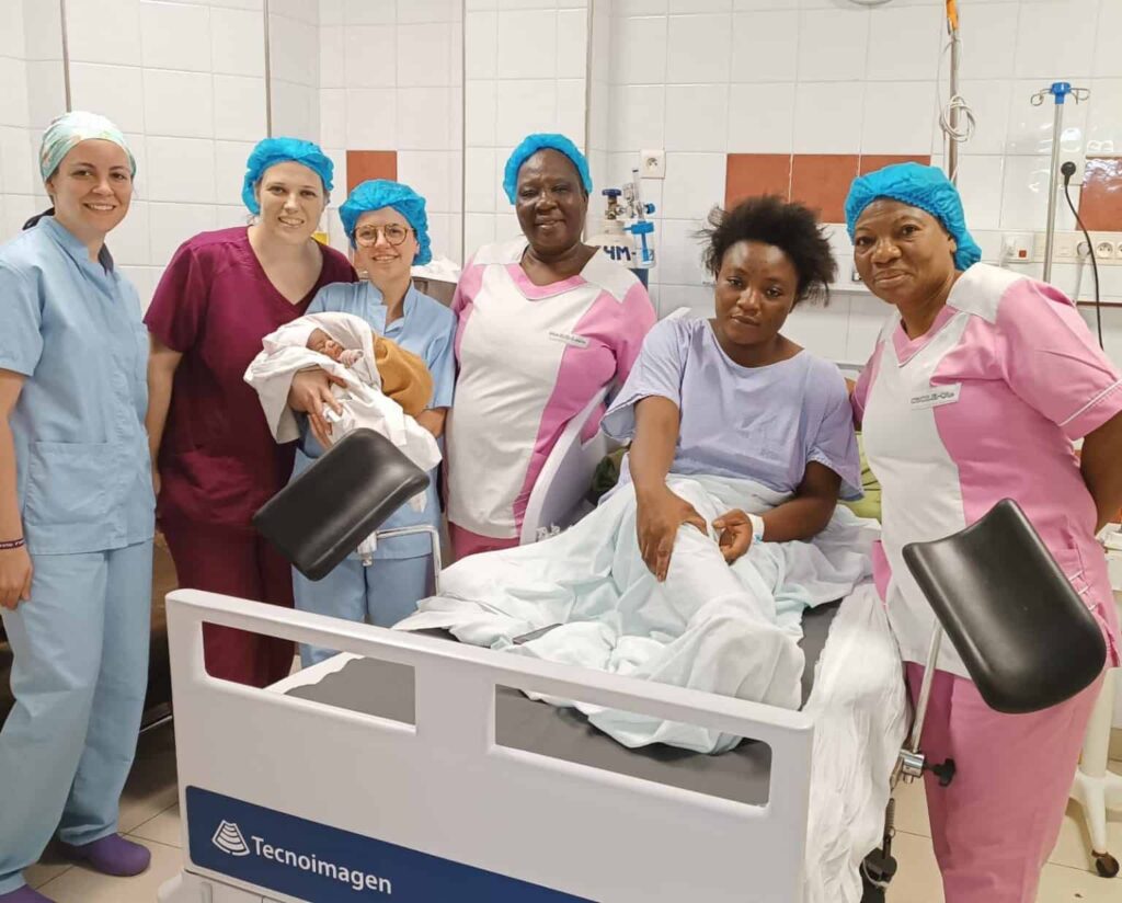 Gracias a la Clínica Universidad de Navarra, la Escuela de Enfermería del Hospital Monkole (ISSI) y la Fundación Amigos de Monkole nace un proyecto de formación de matronas congoleñas. Inicialmente han viajado ya a Kinshasa (R.D. del Congo) dos grupos de matronas procedentes de España para impulsar este proyecto.