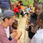 Desde la Fundación Amigos de Monkole hemos apoyado este verano el Proyecto Azobe que el Colegio La Farga, de Barcelona, lleva impulsando desde 2017 en Camerún. Se trata de la construcción de un nuevo colegio a las afueras de Yaoundé (la capital), al lado de un poblado que se llama Oloa, muy cerca de la autopista. El colegio tendrá capacidad para unos 1.500 alumnos entre chicas y chicos. Se comenzará con los edificios de la ESO, que pretenden estar finalizados para el comenzar el curso 2024/25.