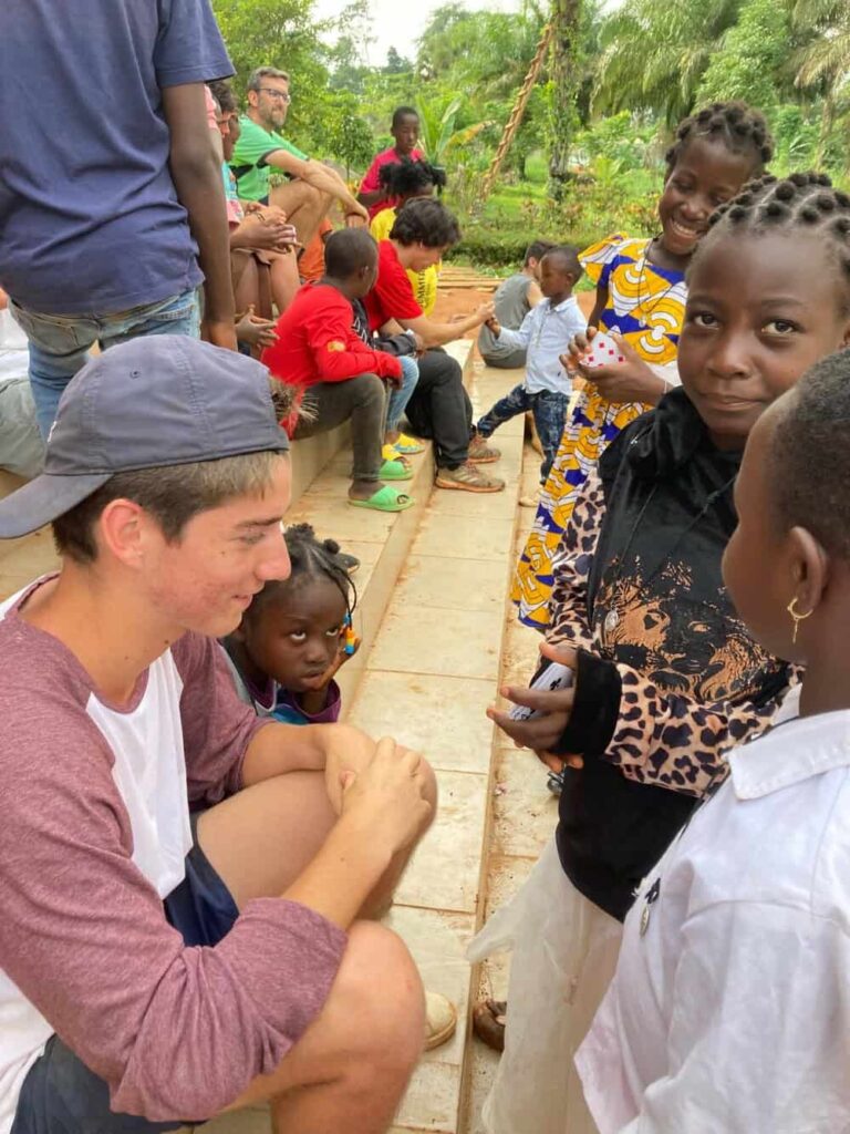 Desde la Fundación Amigos de Monkole hemos apoyado este verano el Proyecto Azobe que el Colegio La Farga, de Barcelona, lleva impulsando desde 2017 en Camerún. Se trata de la construcción de un nuevo colegio a las afueras de Yaoundé (la capital), al lado de un poblado que se llama Oloa, muy cerca de la autopista. El colegio tendrá capacidad para unos 1.500 alumnos entre chicas y chicos. Se comenzará con los edificios de la ESO, que pretenden estar finalizados para el comenzar el curso 2024/25.