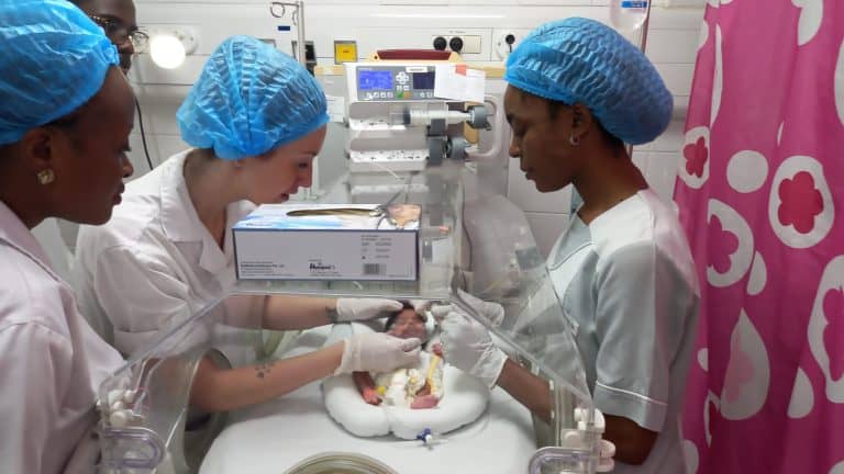 ¿Con cuántas semanas se saca adelante a un niño en Europa vs El Congo? En Europa el límite de la viabilidad es a partir de las 22 semanas de edad gestacional. Y se recomienda realizar medidas activas a partir de la semana 24 (antes la mortalidad y morbilidad es muy alta), y debe tomarse una decisión consensuada con la familia, también teniendo en cuenta los resultados del centro hospitalario. En el Congo (probablemente esto solo se haya conseguido en el Hospital de Monkole, aunque desconozco el resto de zonas) se han sacado adelante niños a partir de la semana 27, lo cual es increíble habida cuenta los medios tan escasos que poseen.