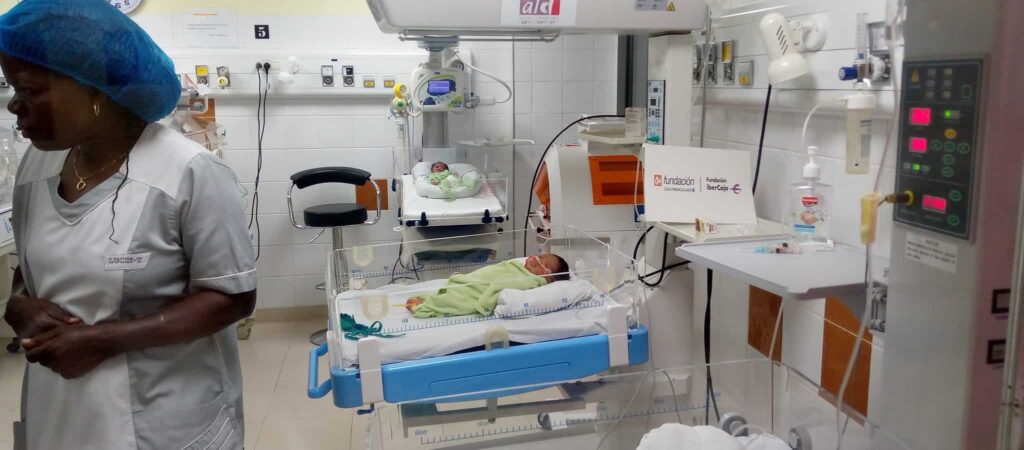 El proyecto, titulado “Mejora de las condiciones de atención sanitaria neonatal del Hospital General de Referencia Monkole, en Kinshasa, República Democrática del Congo“, se proponía reforzar el Servicio de Neonatología del Hospital Monkole mediante la adquisición de medicamentos necesarios para el buen cuidado de los neonatos, y ampliar los conocimientos y habilidades del personal sanitario del Servicio de Neonatología del Hospital Monkole. Con ello, se mejorará la atención ofrecida a los neonatos en Kinshasa (principalmente las comunas de Mont-Ngafula, donde se encuentra el Hospital