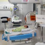 El proyecto, titulado “Mejora de las condiciones de atención sanitaria neonatal del Hospital General de Referencia Monkole, en Kinshasa, República Democrática del Congo“, se proponía reforzar el Servicio de Neonatología del Hospital Monkole mediante la adquisición de medicamentos necesarios para el buen cuidado de los neonatos, y ampliar los conocimientos y habilidades del personal sanitario del Servicio de Neonatología del Hospital Monkole. Con ello, se mejorará la atención ofrecida a los neonatos en Kinshasa (principalmente las comunas de Mont-Ngafula, donde se encuentra el Hospital