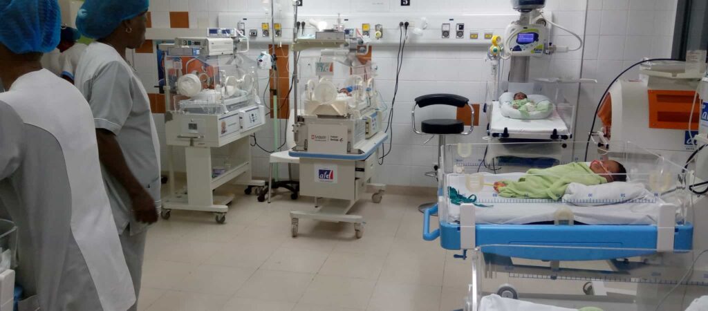 Para su realización sólo se necesita adquirir en Kinshasa algunos medicamentos de los que carecen, por su elevado coste, y que son cruciales para atender a los neonatos. En concreto surfactante (un déficit de surfactante en los recién nacidos prematuros conlleva un síndrome de distrés respiratorio que se caracteriza por escasa expansión pulmonar, inadecuado intercambio gaseoso y aparición de atelectasia) y nutrición parenteral (aporta nutrientes cuando la alimentación no es posible)