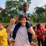 Desde la Fundación Amigos de Monkole hemos apoyado este verano el Proyecto Azobe que el Colegio La Farga, de Barcelona, lleva impulsando desde 2017 en Camerún. Se trata de la construcción de un nuevo colegio a las afueras de Yaoundé (la capital), al lado de un poblado que se llama Oloa, muy cerca de la autopista. El colegio tendrá capacidad para unos 1.500 alumnos entre chicas y chicos. Se comenzará con los edificios de la ESO, que pretenden estar finalizados para el comenzar el curso 2024/25.