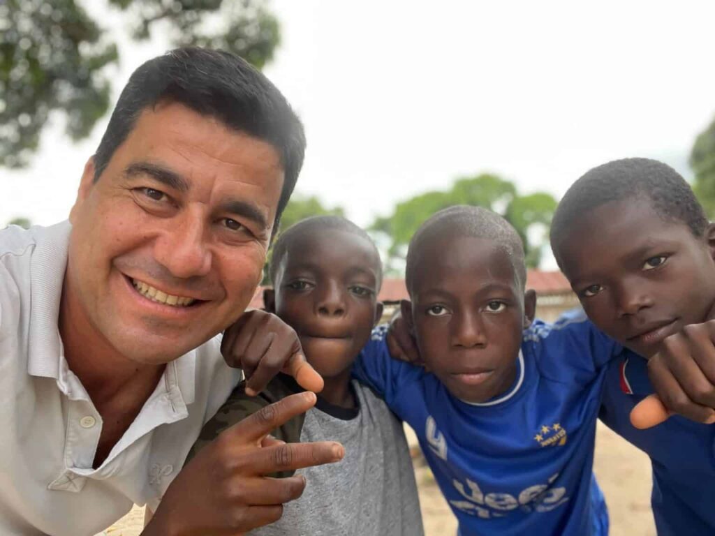 Por la tarde hicimos una larga caminata, adentrándonos en la Kinshasa profunda, para visitar la antena médica de Moluka. Allí nos explicaron la labor sanitaria que ofrecen a numerosas familias sin recursos.