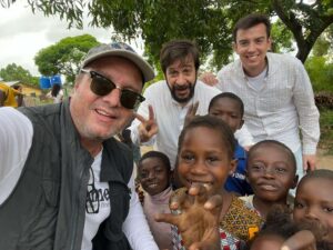 Juntos empezaron el proyecto de la Pediatría de Kimbondo. Con la ayuda de varias ONG se fueron edificando distintos pabellones: cardiología, consultas externas, etc. Todavía hoy se pueden ver los nombres de los donantes de cada construcción.