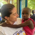 En una ocasión, ante la gran tensión política y el peligro que suponía estar viviendo en Kimbondo, la embajada de Italia dispuso un helicóptero para trasladar a Mamma Koko a su país de origen. Pero ella miró al Padre y le dijo: “Yo no te abandono. Me quedo contigo”. Años después murió Mama Koko y fue enterrada en el comentario del orfanato, donde hoy acuden a rezar los niños. Como veis, una historia conmovedora.