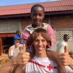 Desde la Fundación Amigos de Monkole hemos apoyado este verano el Proyecto Azobe que el Colegio La Farga, de Barcelona, lleva impulsando desde 2017 en Camerún. Se trata de la construcción de un nuevo colegio a las afueras de Yaoundé (la capital), al lado de un poblado que se llama Oloa, muy cerca de la autopista. El colegio tendrá capacidad para unos 1.500 alumnos entre chicas y chicos. Se comenzará con los edificios de la ESO, que pretenden estar finalizados para el comenzar el curso 2024/25.