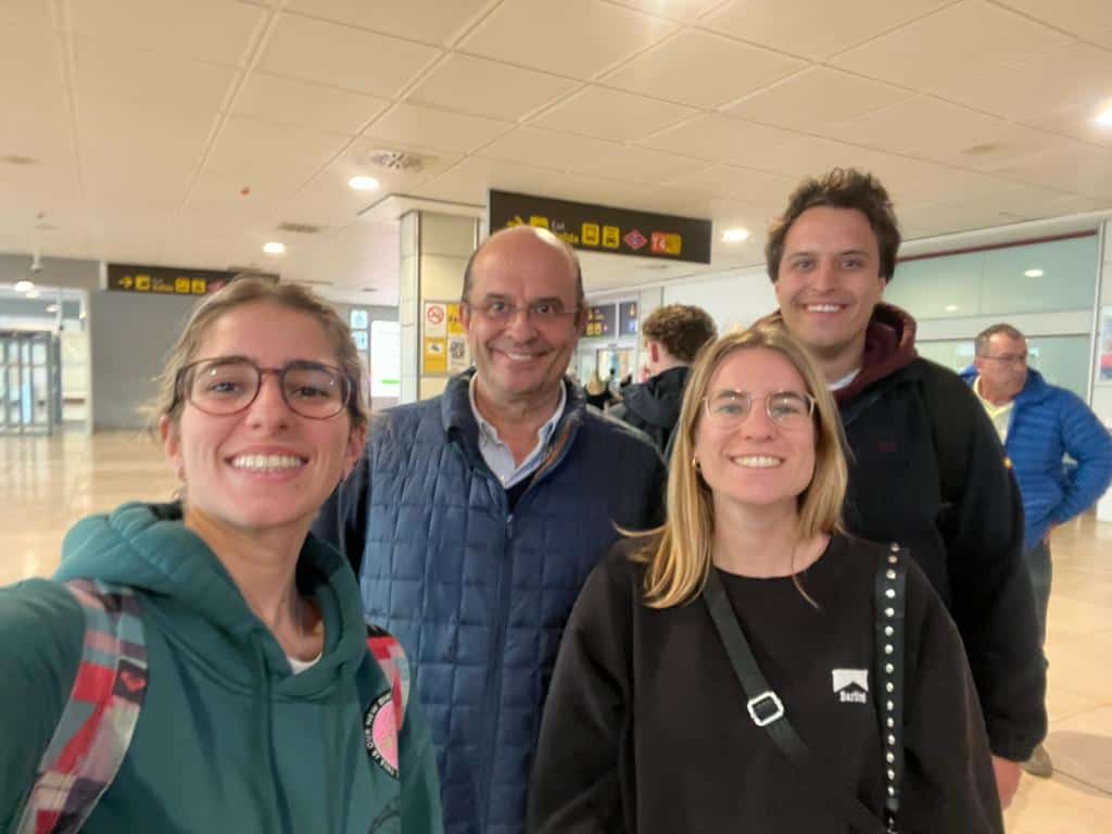 Foto: El Dr. Luis Chiva y los estudiantes de Medicina viajando a la R.D. del Congo.