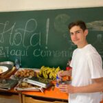 Desde la Fundación Amigos de Monkole hemos apoyado este verano el Proyecto Azobe que el Colegio La Farga, de Barcelona, lleva impulsando desde 2017 en Camerún. Se trata de la construcción de un nuevo colegio a las afueras de Yaoundé (la capital), al lado de un poblado que se llama Oloa, muy cerca de la autopista. El colegio tendrá capacidad para unos 1.500 alumnos entre chicas y chicos. Se comenzará con los edificios de la ESO, que pretenden estar finalizados para el comenzar el curso 2024/25.