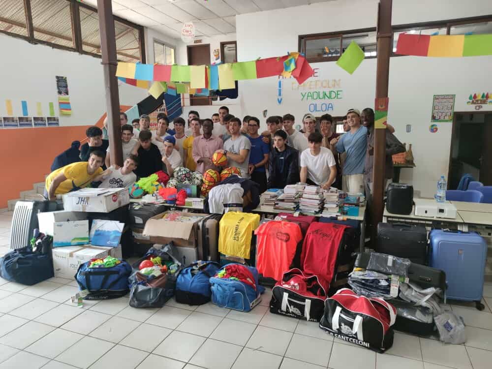 El equipo está formado, cada año, por dos profesores y un grupo de aproximadamente 20 alumnos de 2º de Bachillerato que han acabado la EVAU.