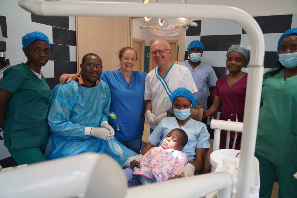 Nuestra razón de ser es ayudar a gente sin recursos para que puedan tener una nueva vida. Para nosotros es vital también potenciar los proyectos de formación que impartimos sobre el terreno cada año con nuestros médicos y enfermeras voluntarios. Han sido ya muchos tanto los pacientes como los sanitarios locales a los que hemos podido ayudar.