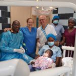 Nuestra razón de ser es ayudar a gente sin recursos para que puedan tener una nueva vida. Para nosotros es vital también potenciar los proyectos de formación que impartimos sobre el terreno cada año con nuestros médicos y enfermeras voluntarios. Han sido ya muchos tanto los pacientes como los sanitarios locales a los que hemos podido ayudar.