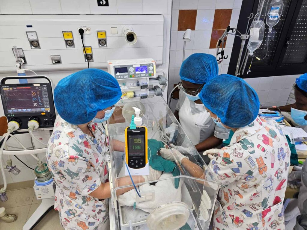 Gonzalo Ares desarrolla junto a su equipo la labor de formación en el área de Neonatología. Por ahora ya han impartido formación sobre la canalización de epicutáneos por parte de las enfermeras Davinia y Montse, del hospital Rey Juan Carlos. Esta medida permitirá iniciar el uso de nutrición parenteral. También se ha realizado una sesión de formación sobre los cuidados centrados en el desarrollo.