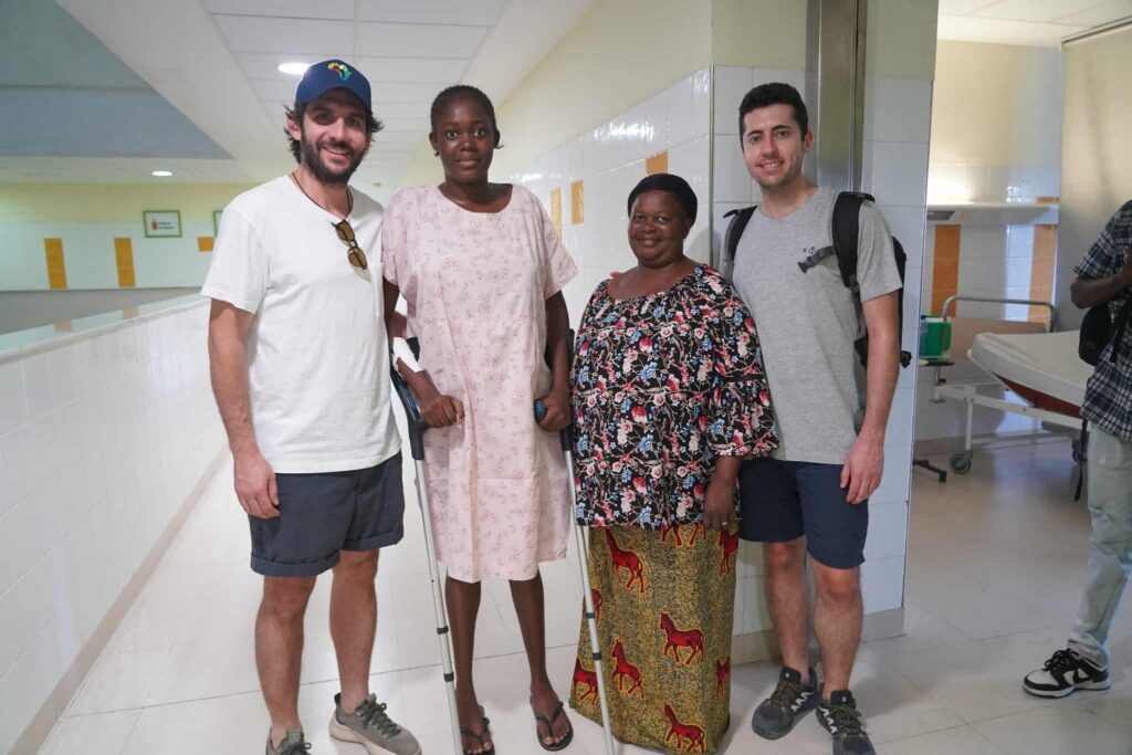 En la 9 expediciones que ya ha realizado el doctor Barro ha operado ya a 80 jóvenes, con un resultado espectacular en todos los casos.