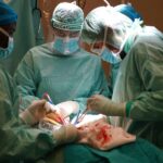 Hoy en día se ha establecido ya que existe una correlación evidente entre la drepanocitosis y la resistencia al paludismo observada en las regiones en que la malaria es endémica. Los especialistas han comprobado asimismo que esta enfermedad es un factor de riesgo de infección por el VIH, en particular por transfusión sanguínea.