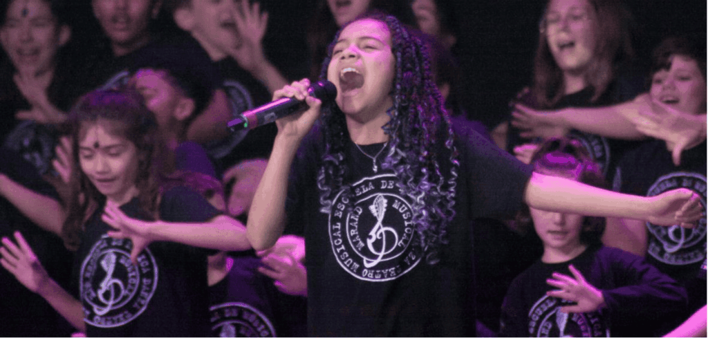 El concierto incluye un gran repertorio de temas míticos del pop rock que nos transportarán en un viaje por la historia musical, con los que emocionarán al público de todas las edades