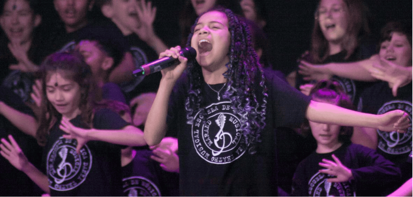 El concierto incluye un gran repertorio de temas míticos del pop rock que nos transportarán en un viaje por la historia musical, con los que emocionarán al público de todas las edades