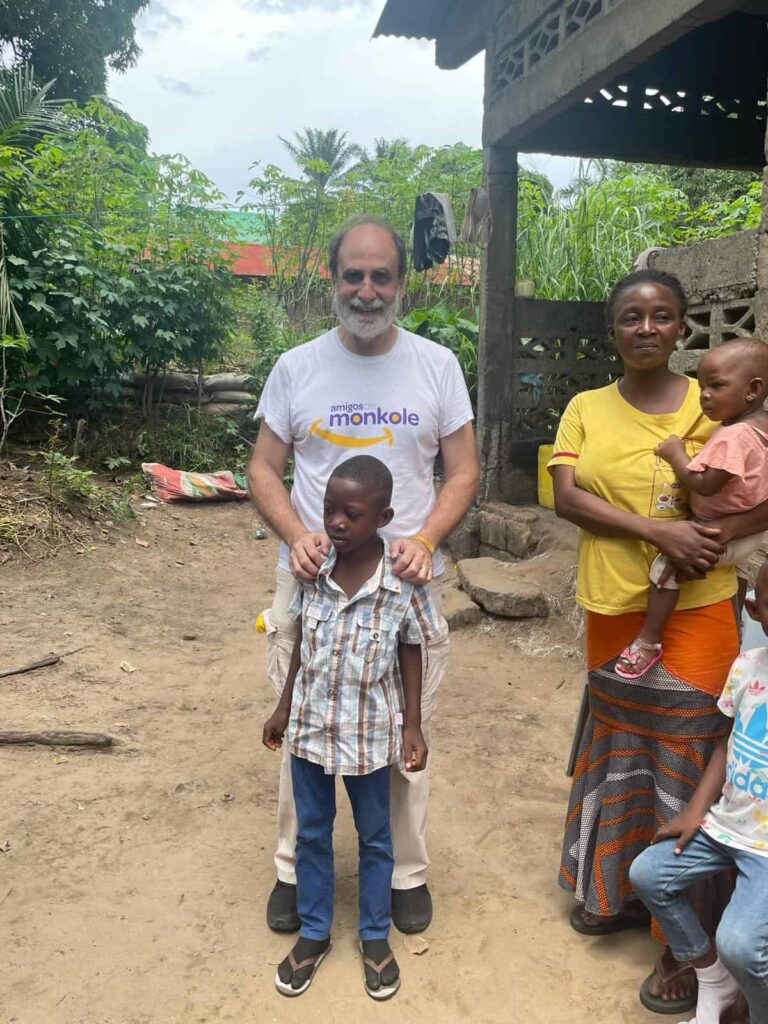 Otro día estuvimos en una barrida del extrarradio de Kinshasa para visitar el orfanato que ha puesto marcha Mama Lorette. Se trata de un espacio muy humilde, de pocos metros cuadrados. Seguiremos apoyándola. También hemos podido ver al pequeño Dieumerci (de 7 años), al que el año pasado pudieron operar en Monkole de una grave enfermedad y que hoy ya está haciendo vida normal.